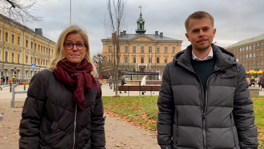 Åsa Viklund Lång (S) och William Elofsson (M) i esplanaden med Rådhuset och Stadshuset i bakgrunden.