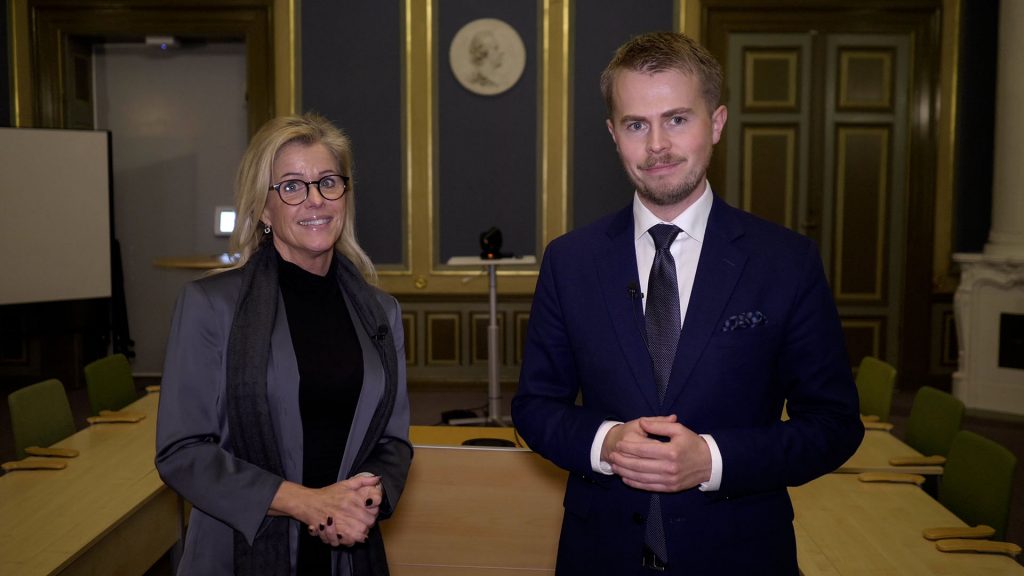 Åsa Wiklund Lång (S) och William Elofsson (M) står i rådhusets festsal