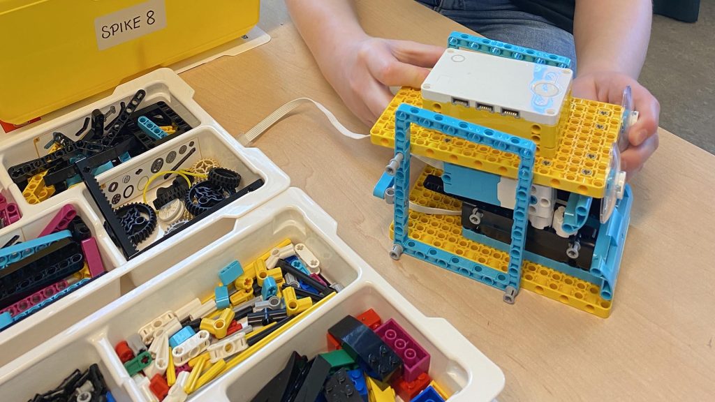 Elev i årskurs 5 bygger med lego