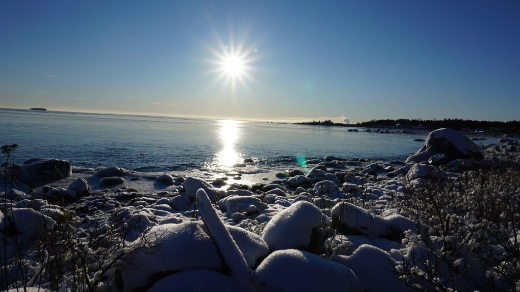 Vintrig vy över havet