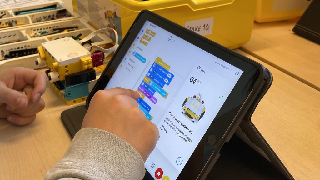 Elev i årskurs 5 programmerar Spike på padda