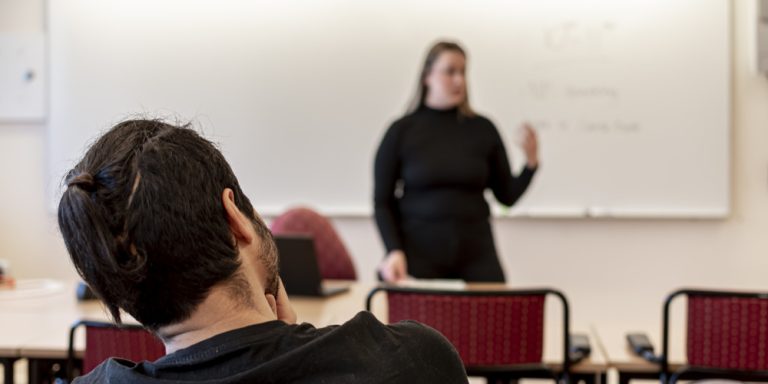 Elev i klassrum på Vuxenutbildningen