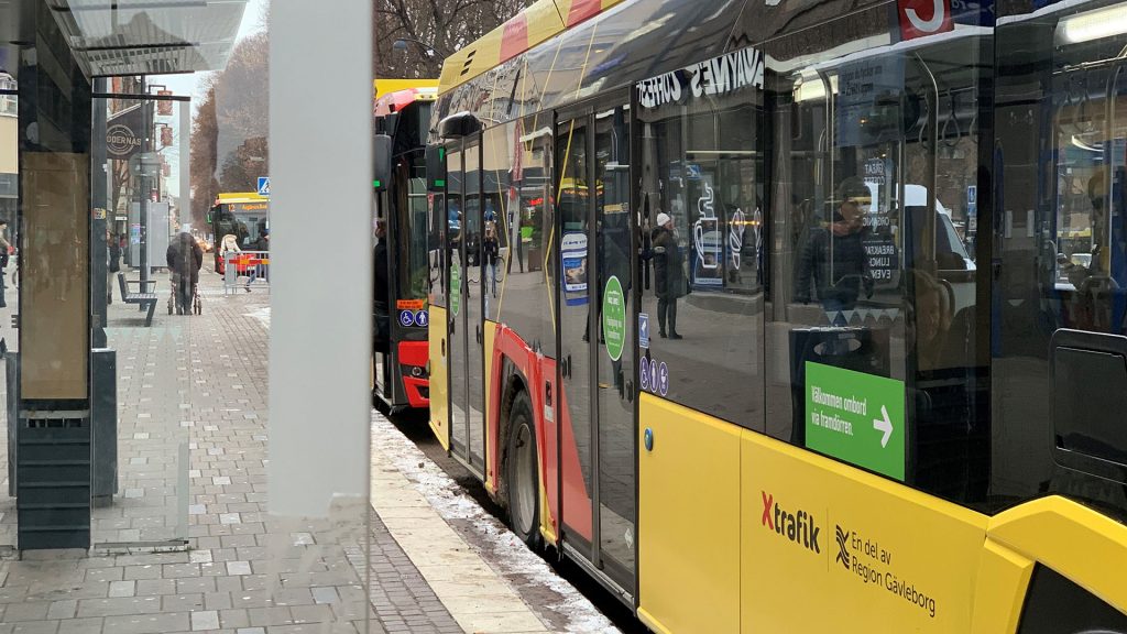 Stadsbuss vid hållplatsen vid Rådhustorget
