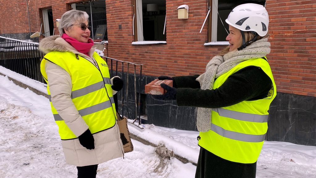 Tegelsten från gamla stadsbiblioteket överlämnas