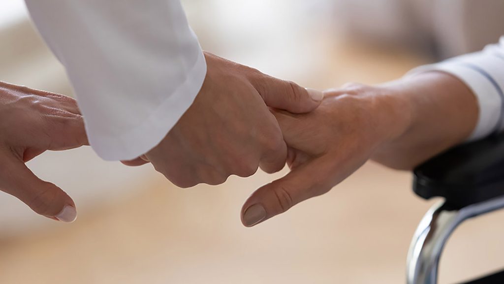 Två personer håller hand