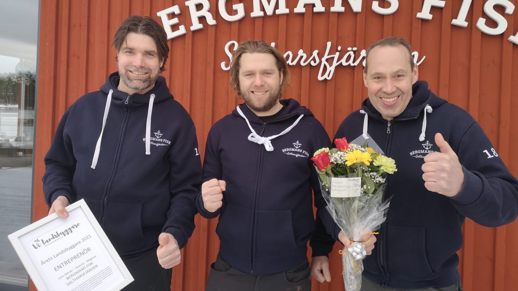 Kusinerna på Bergmans fisk visar upp diplom och blommor.