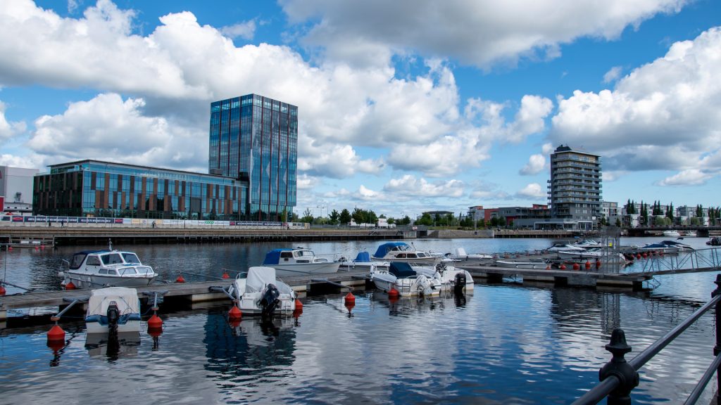 Vy över vattnet och hamnen vid Gävle strand.
