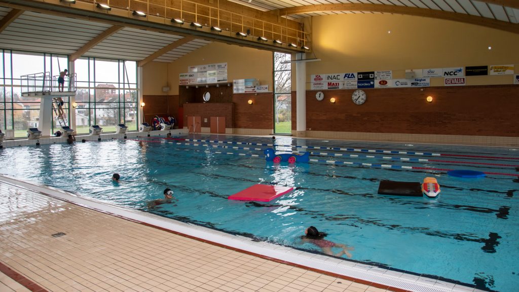 Barn som simmar i pool