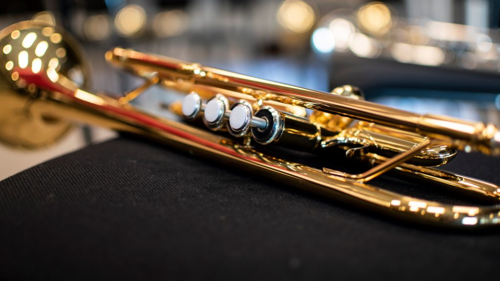 Blåsinstrument i guld