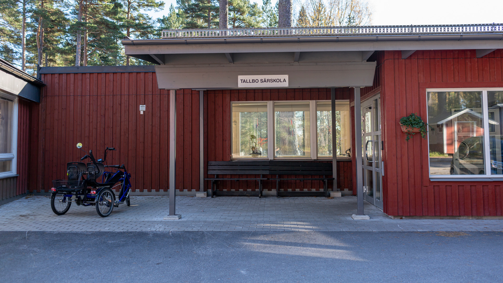 Ingången till Tallbo grundsärskola