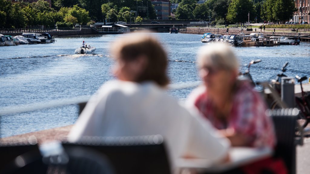 Två kvinnor på en uteservering.