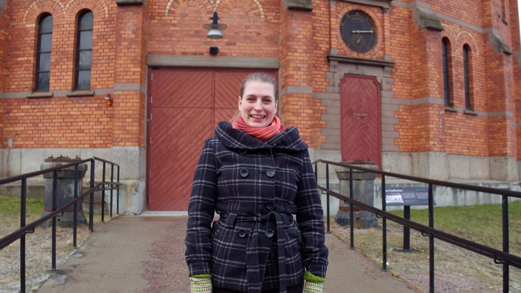 Kommunfullmäktiges ordförande Eva Älander (S) står framför Stora Gasklockan.