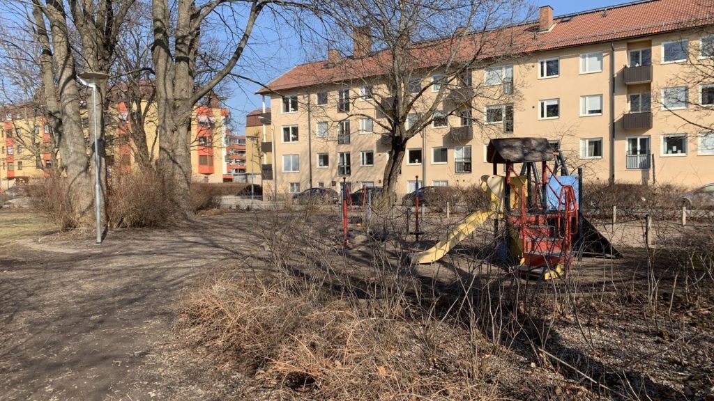 Bild på Vävareparkens grusgång och lekplats
