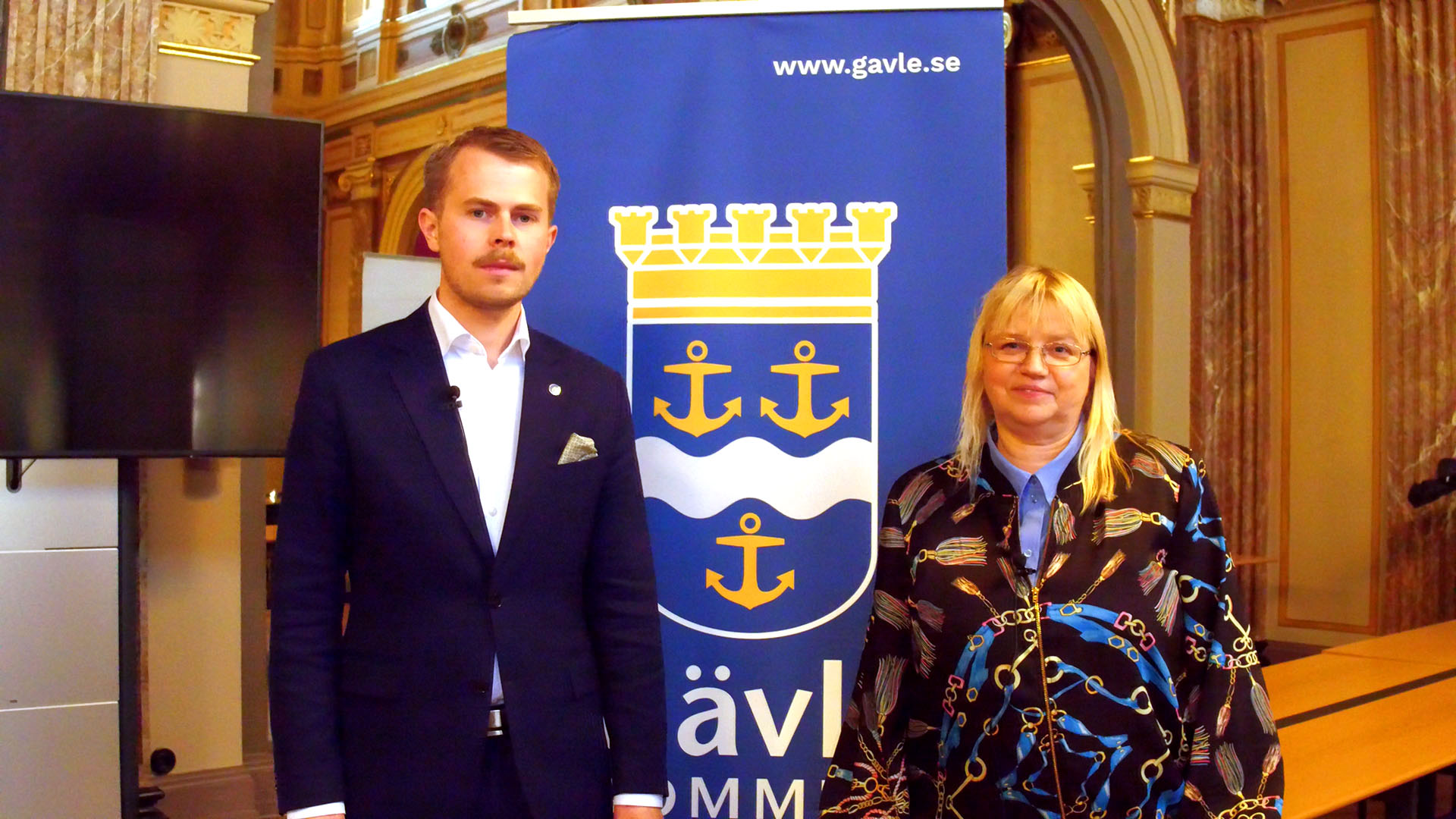 William Elofsson (M) och Helene Åkerlind (L) står i Spegelsalen i Stadshuset