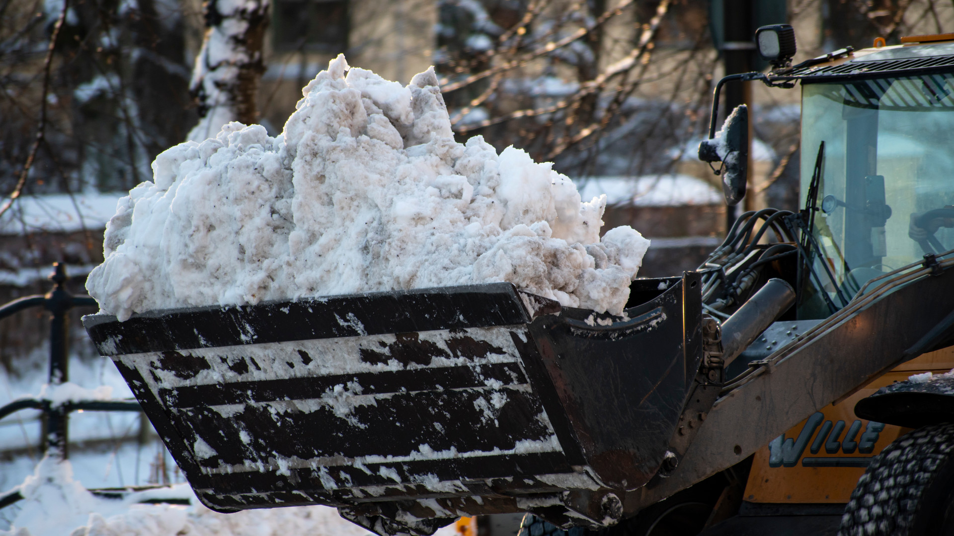 Traktor kör bort snö