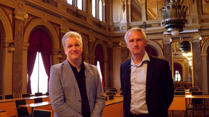 Jan Myléus (KD) och Jörgen Edsvik (S) pratar om det kommande kommunfullmäktigesammanträdet.