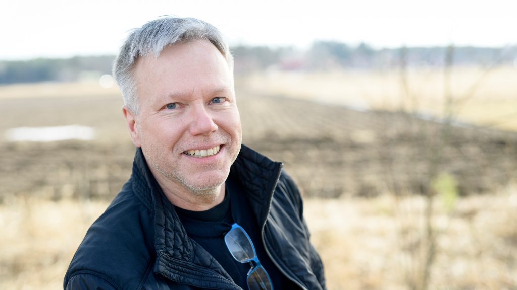 Patrik Grelsson på plats där det planeras byggas.