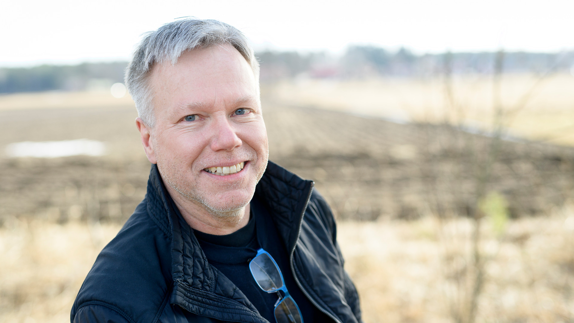 Patrik Grelsson på plats där det planeras byggas.