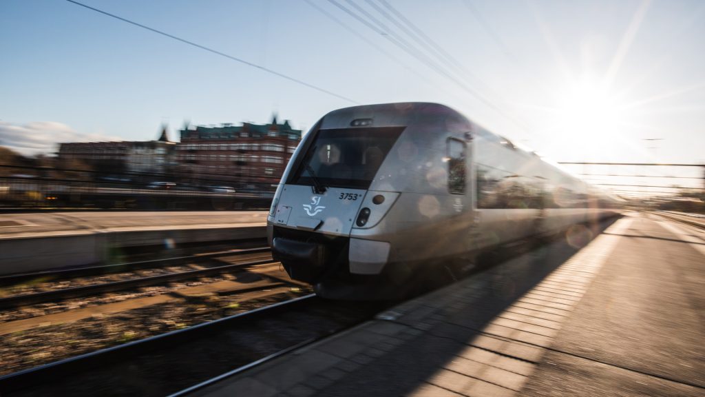 Snabbtåg kör in på Gävle centralstation