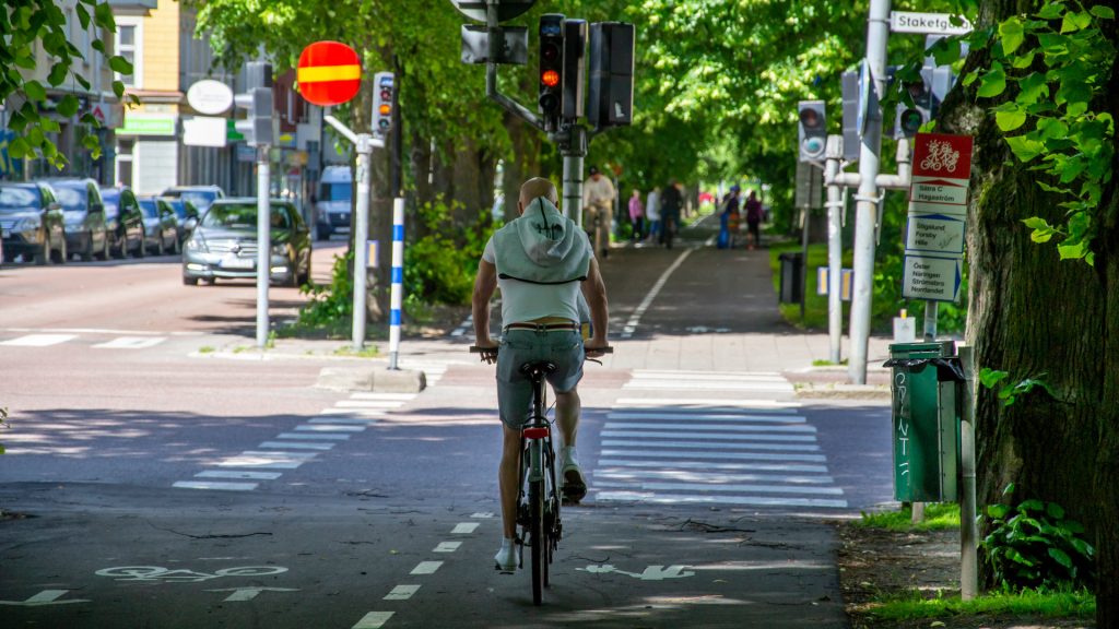 Person som cyklar i stan.