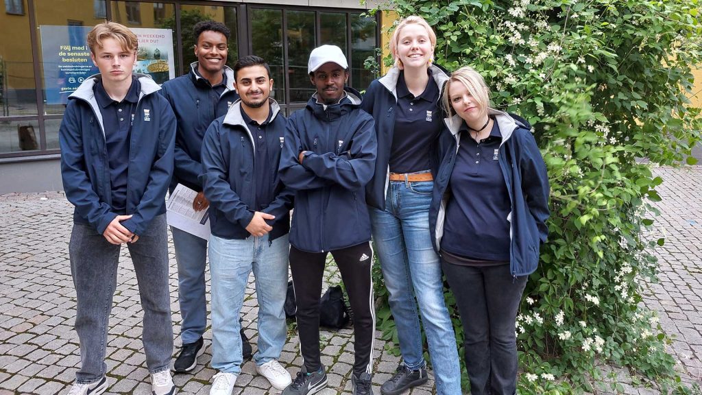 Valambassadörer utanför Stadshuset.