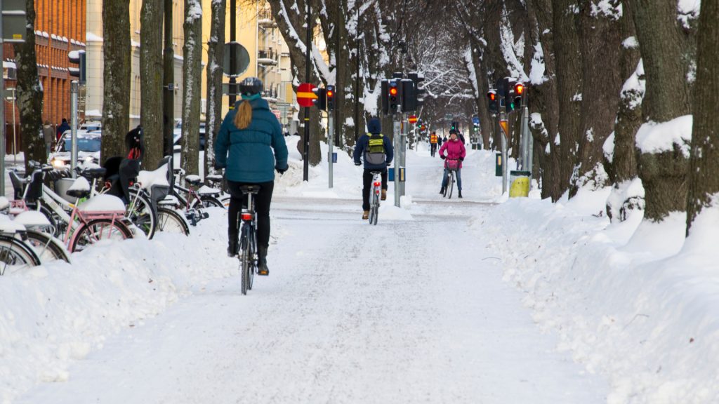 Människor som cyklar i vinterlandskap.