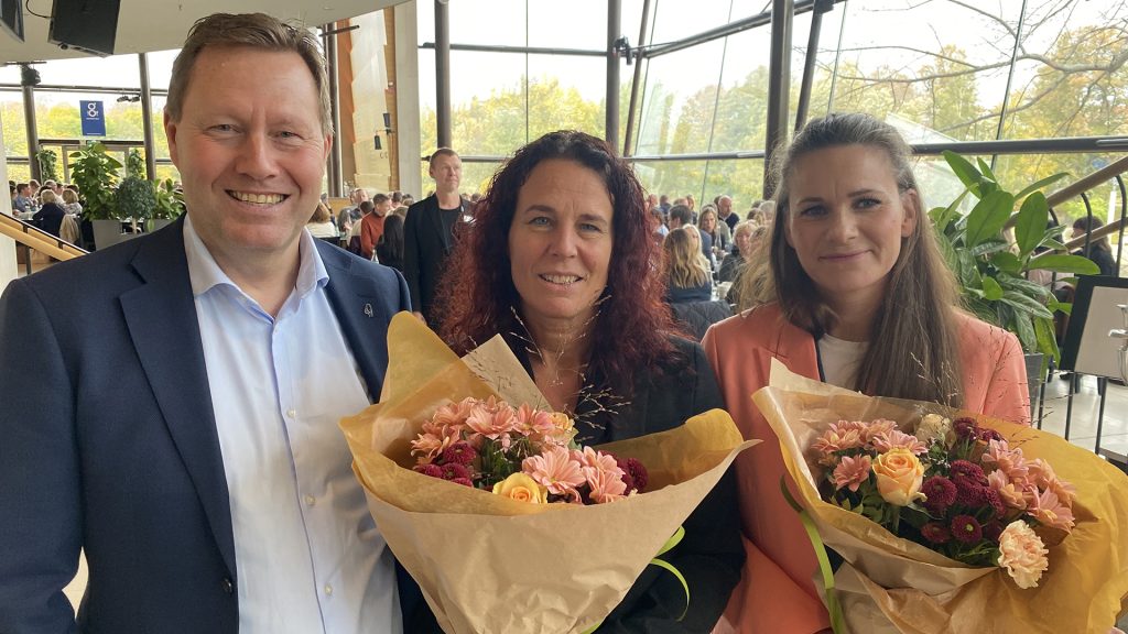 Gruppbild på vinnarna till Årets Chef och Årets arbetsplats.