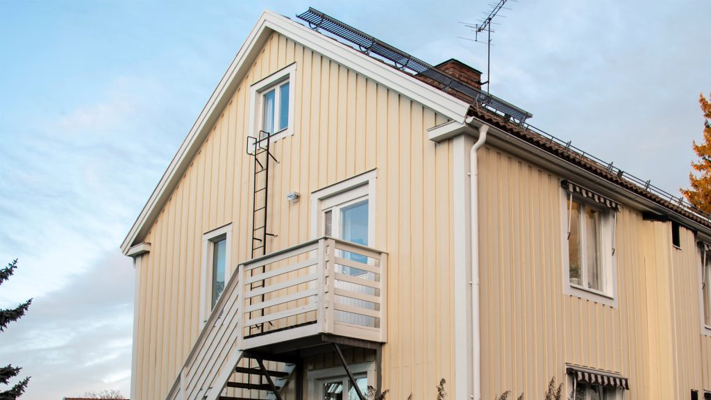 Ett gult hus i grodperspektiv