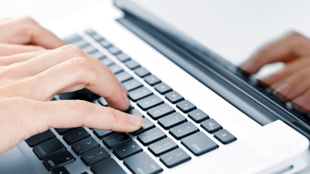 Fingrar som skriver på ett tangentbord