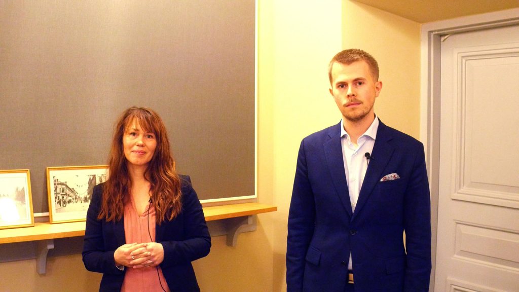 Therese Metz (Mp) och William Elofsson (M) pratar om dagens KS-sammanträde