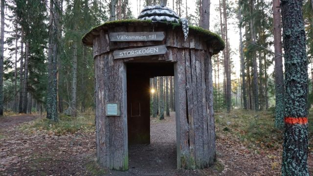Ingång i trä med texten "välkommen till Storskogen"