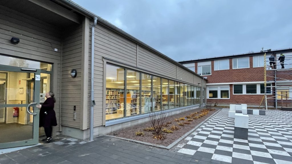 En bild på Bergby biblioteks entré