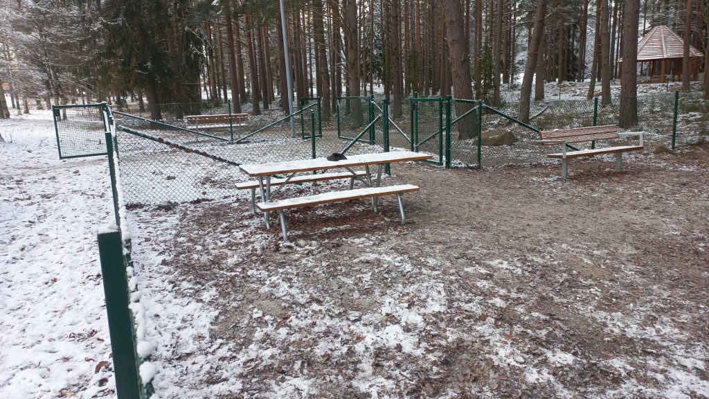 En bänk i den nyrustade hundrastgården vid Lugna Gatan i Andersberg.