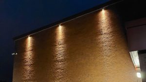 Fasaden på Andersbergs idrottshall har fått ny belysning.