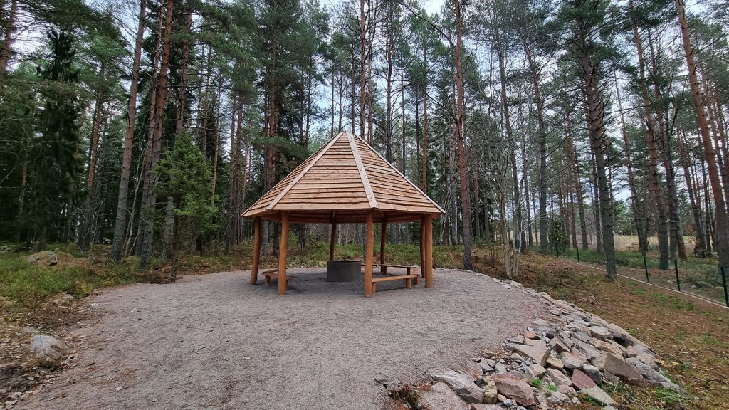 Grillplats i Andersberg, med tak och bänkar.