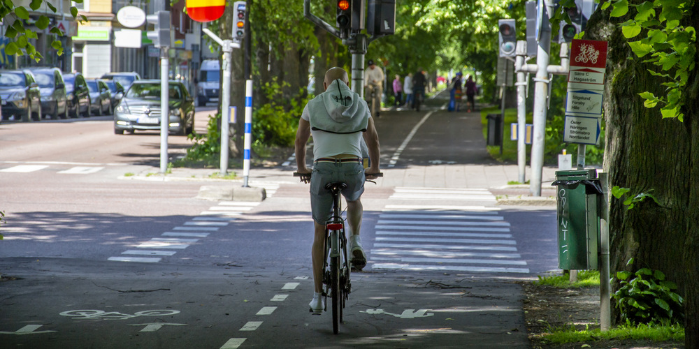 Person cyklar på cykelväg