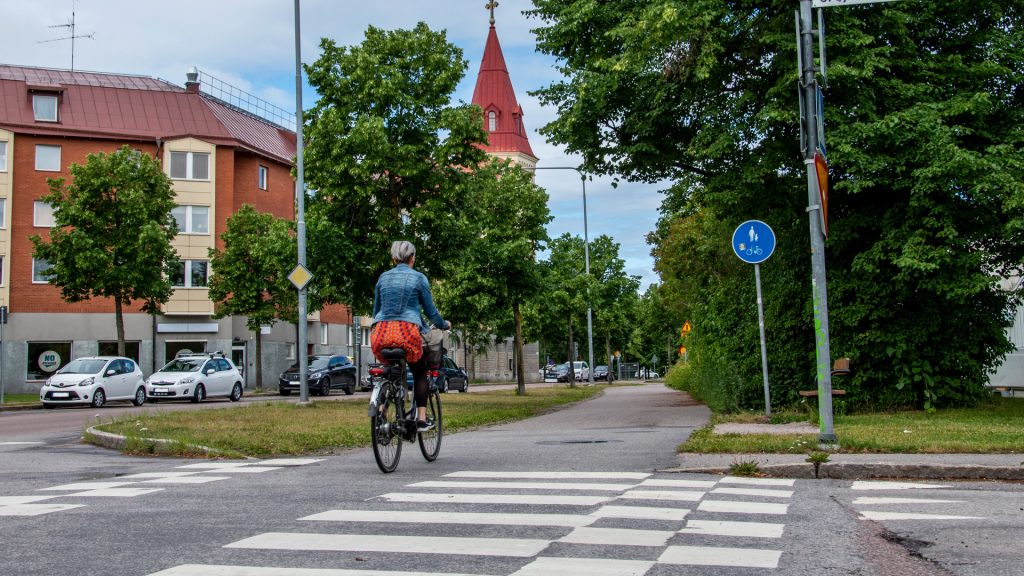 Person som cyklar över övergångsställe på Byrnäs