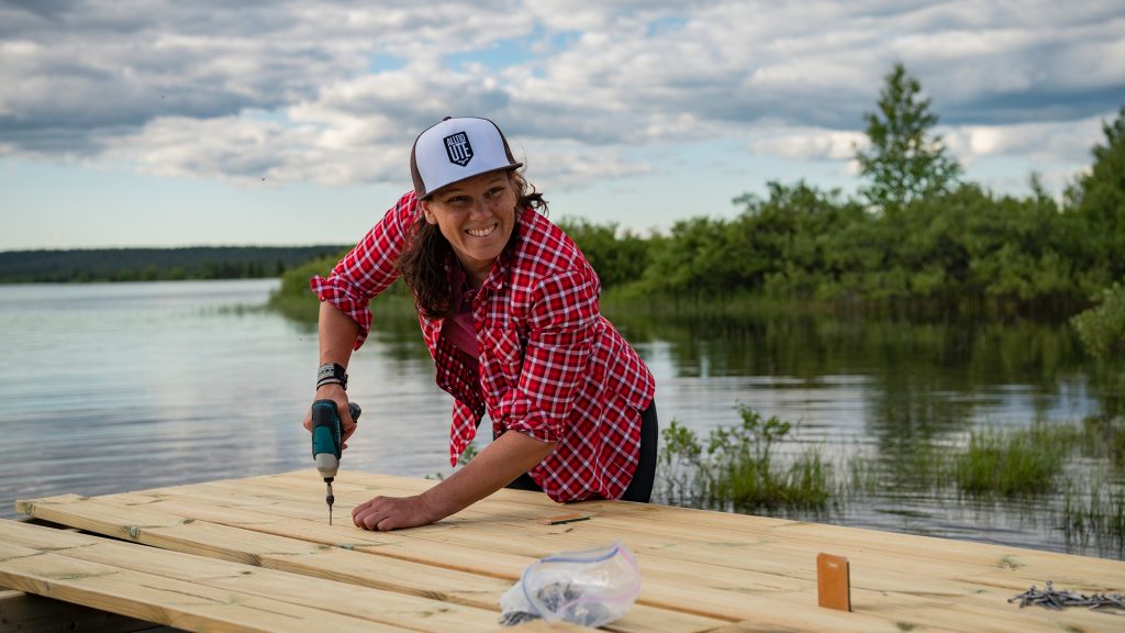 Kvinna står vid vattnet och använder verktyg