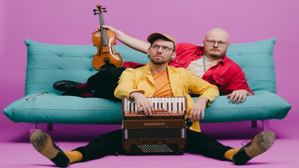 Artisterna Ville och Tommie med instrument