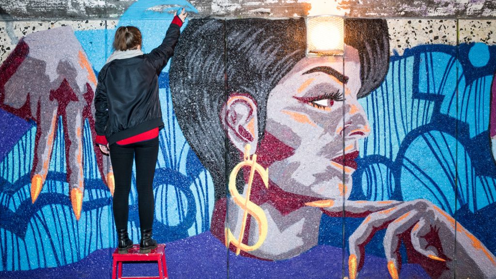 Person som målar konst på vägg