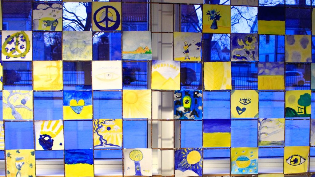 Gula och blå kvadratiska konstverk