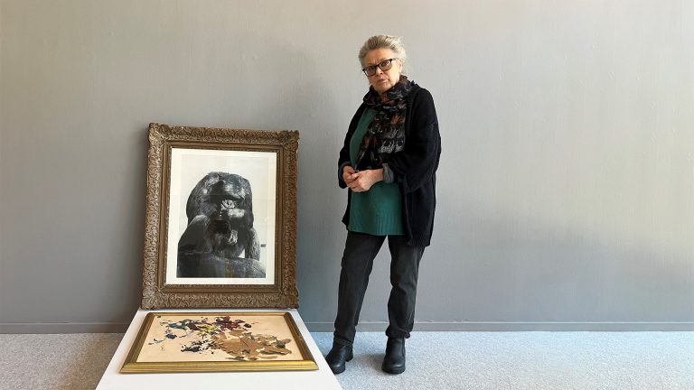 Riitta Tjörneryd bredvid konstverket "Jag tänker på mitt verk…”