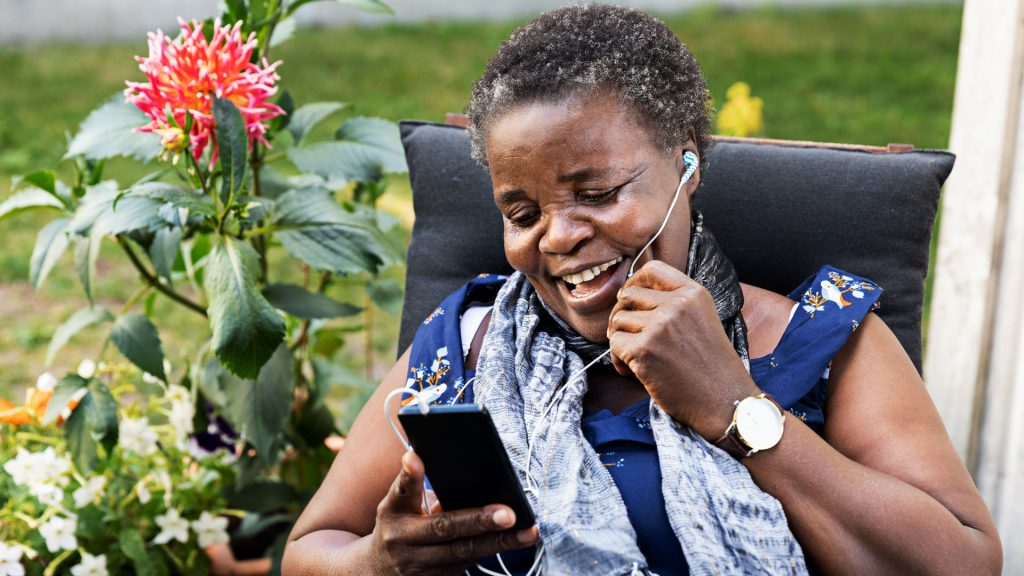 kvinna från Tanzania pratar i telefon i trädgård