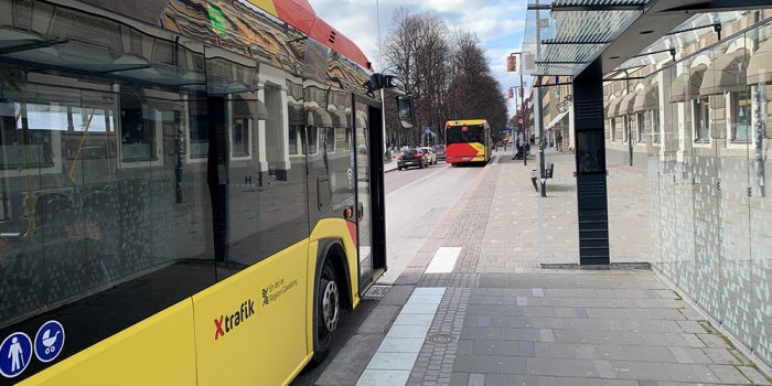 Stadsbuss vid busshållsplats