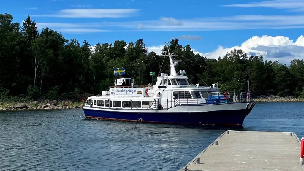 Limöbåten vid en brygga