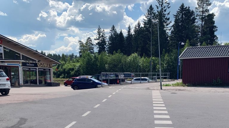 Bilden visar in- och utfarten vid Gävle Byggmarknad där åtgärd 4 planeras att genomföras