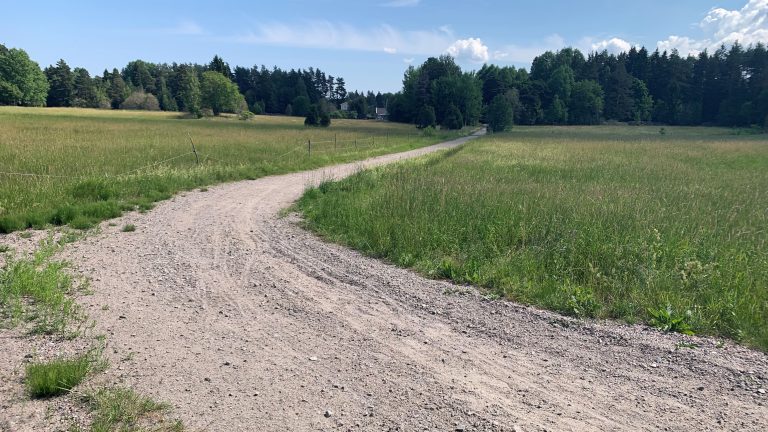 Bilden visar grusvägen till Per Jonsvägen där åtgärd 5 planeras att genomföras