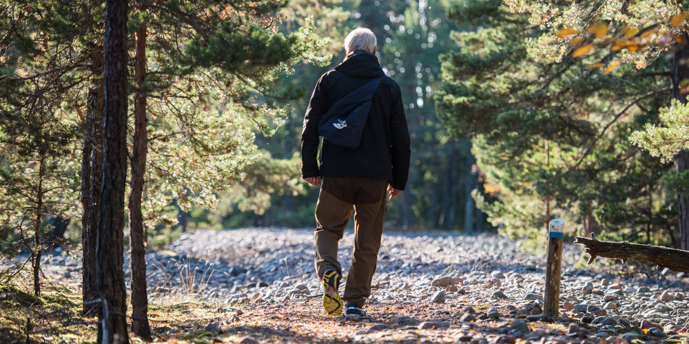 En kvinna som springer i ett spår i Hemblingby.