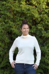 Katarina Petersmo framför en grönskande bakgrund