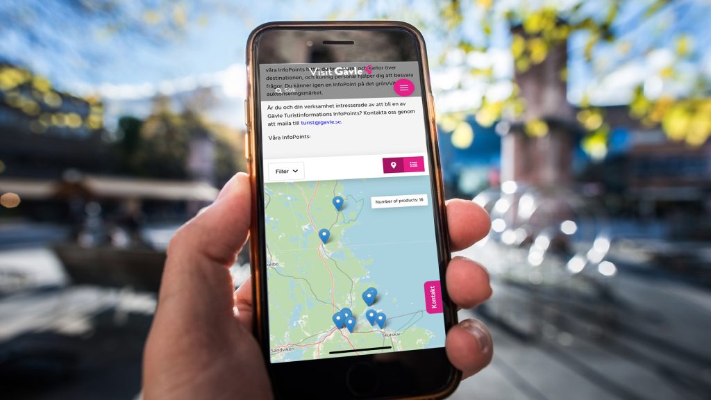 En hand som håller i en mobilteelfon